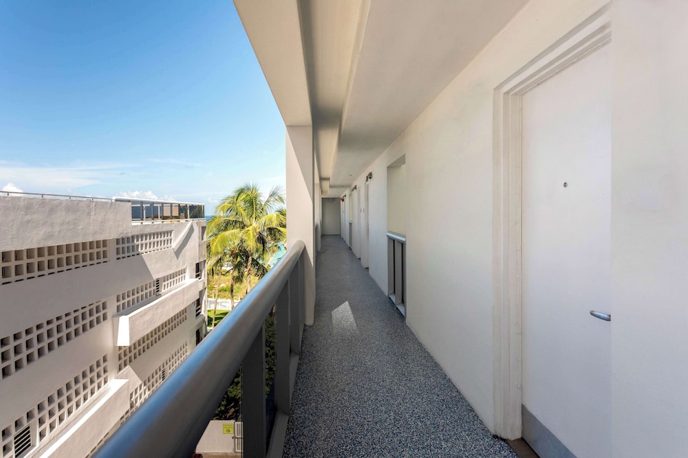 Hilton Cabana Miami Beach Resort — Hotel building in Miami, Florida