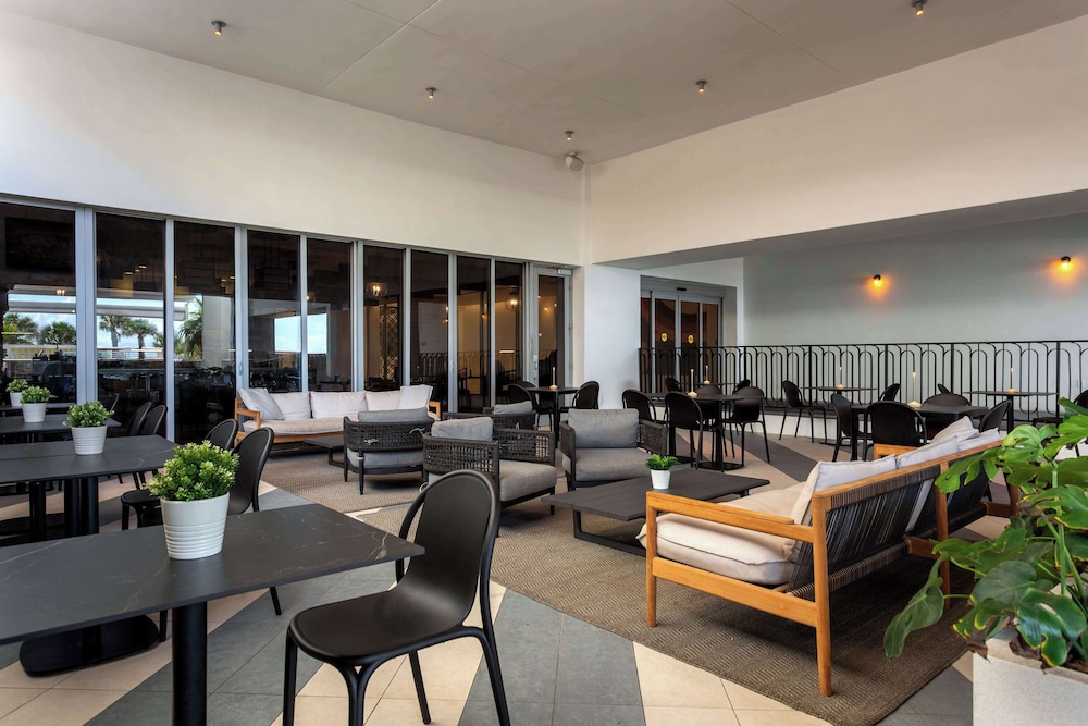 Hilton Cabana Miami Beach Resort — Restaurant & bars in Miami, Florida