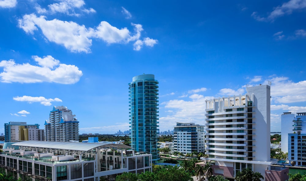 Hilton Cabana Miami Beach Resort — Hotel building in Miami, Florida