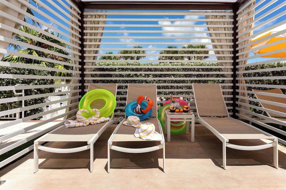 Hilton Cabana Miami Beach Resort — Swimming pool in Miami, Florida