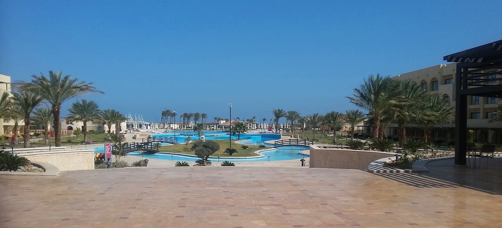 Mövenpick Waterpark Resort & Spa Soma Bay — Swimming pool in Soma Bay, Red Sea