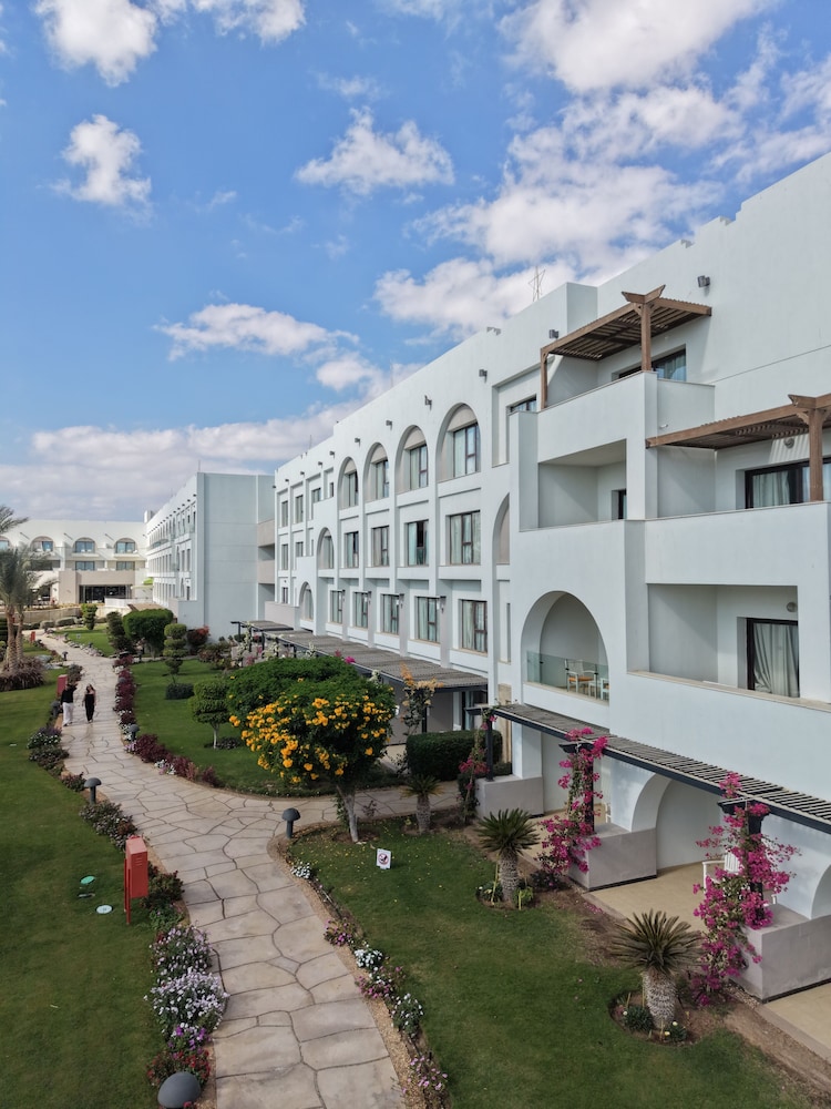 Mövenpick Waterpark Resort & Spa Soma Bay — Hotel building in Soma Bay, Red Sea