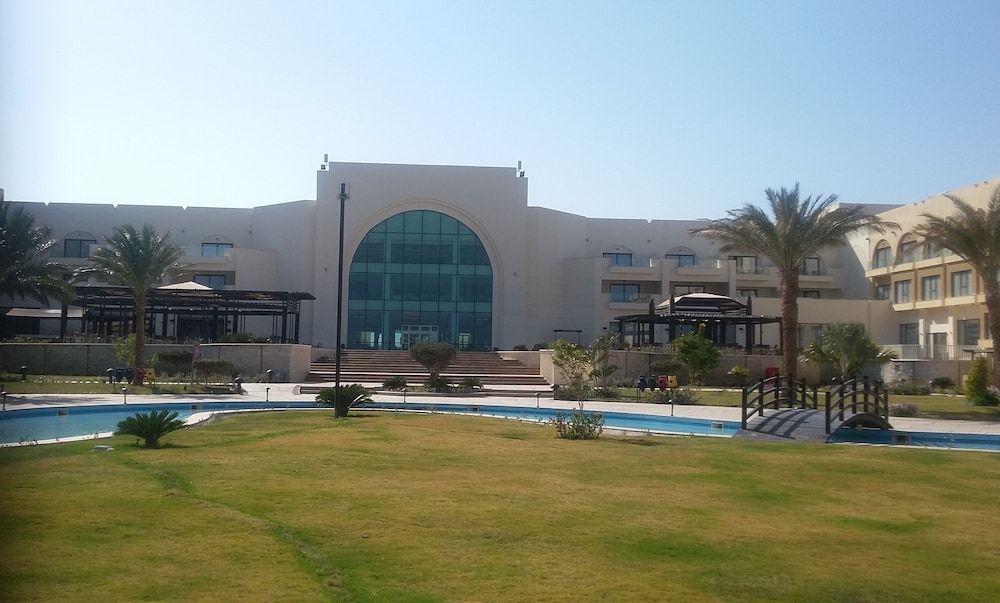 Mövenpick Waterpark Resort & Spa Soma Bay — Hotel building in Soma Bay, Red Sea