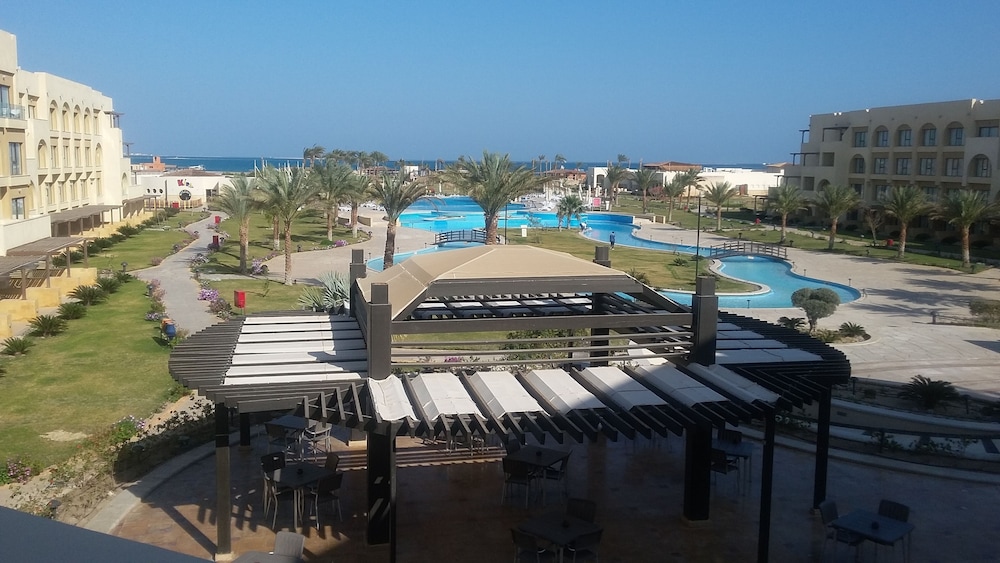 Mövenpick Waterpark Resort & Spa Soma Bay — Swimming pool in Soma Bay, Red Sea