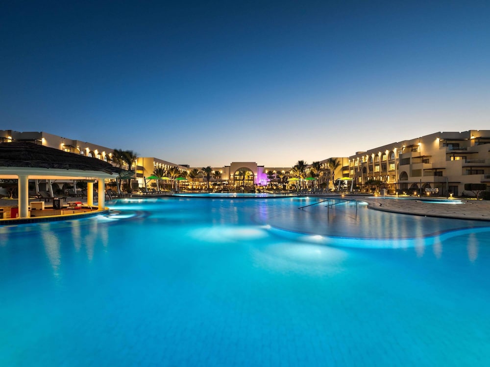 Mövenpick Waterpark Resort & Spa Soma Bay — Swimming pool in Soma Bay, Red Sea