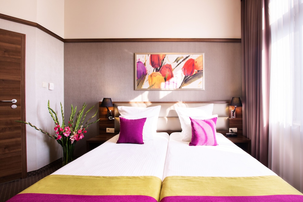 Golden Tulip Krakow City Center — Hotel rooms in Krakow, Lesser Poland