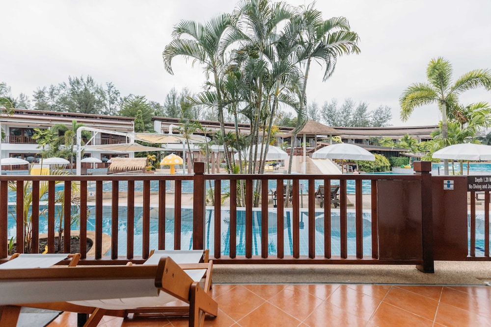 Occidental Bangtao Beach Resort — Swimming pool in Bang Tao Beach, Phuket Province