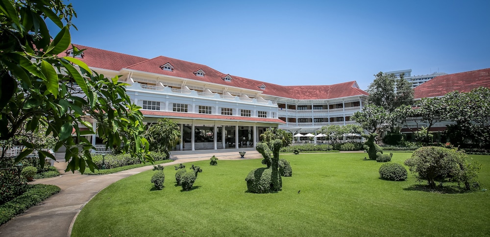 Centara Grand Beach Resort Hua Hin — Hotel building in Hua Hin, Prachuap Khiri Khan