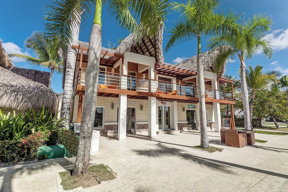 Royalton Splash Punta Cana, An Autograph Collection All-Inclusive Resort & Casino — Hotel building in Bavaro, La Altagracia