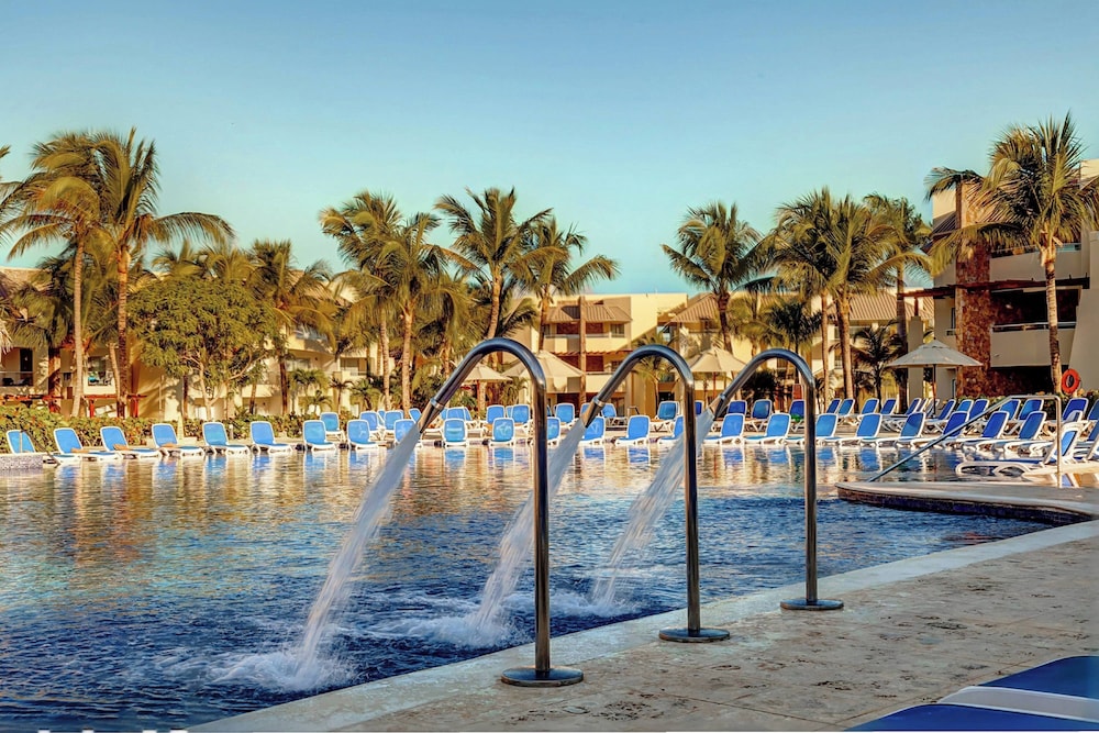 Royalton Splash Punta Cana, An Autograph Collection All-Inclusive Resort & Casino — Swimming pool in Bavaro, La Altagracia