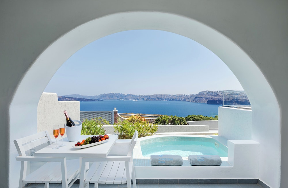 Acroterra Rosa Luxury Suites & Spa — Swimming pool in Akrotiri, South Aegean