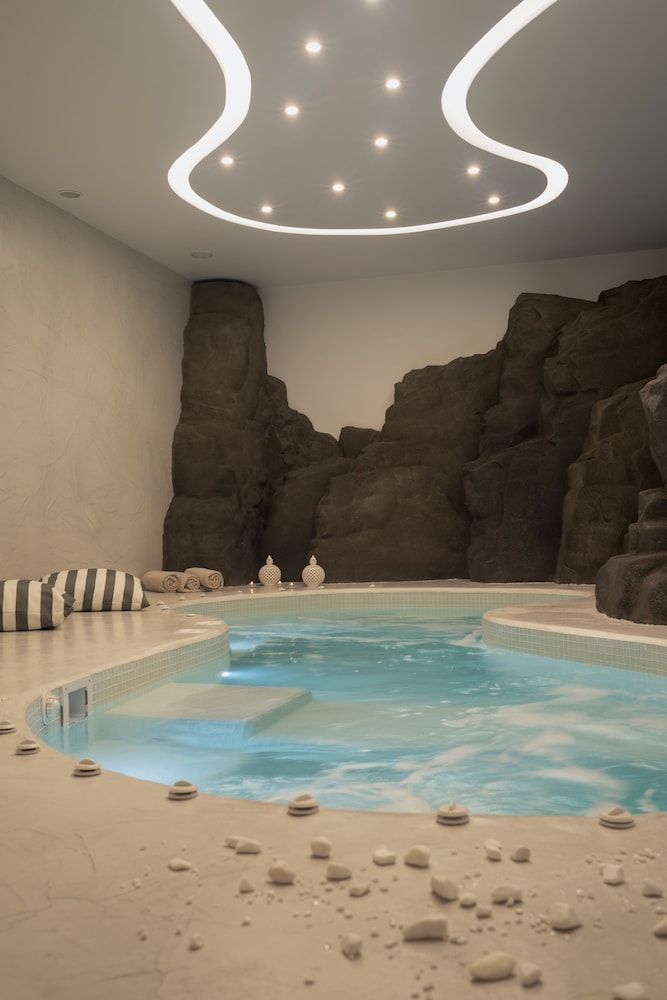 Acroterra Rosa Luxury Suites & Spa — Swimming pool in Akrotiri, South Aegean