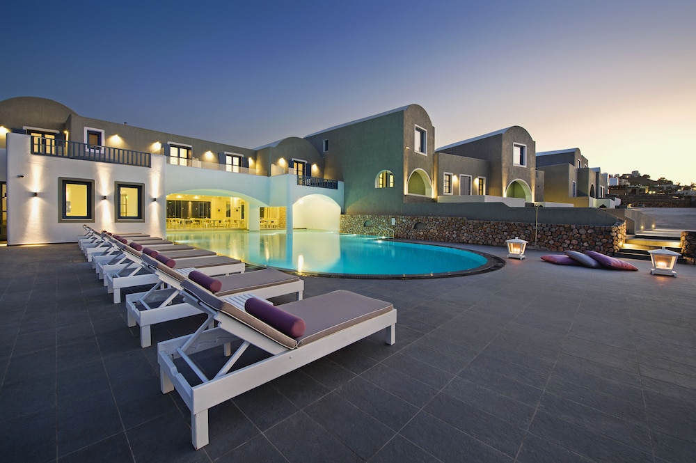 Acroterra Rosa Luxury Suites & Spa — Swimming pool in Akrotiri, South Aegean