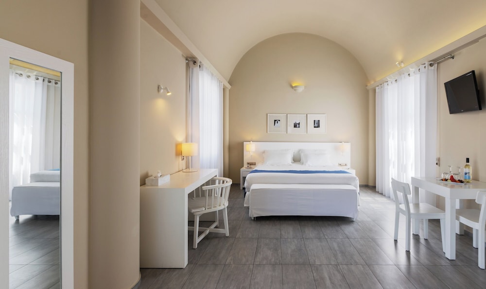 Acroterra Rosa Luxury Suites & Spa — Hotel rooms in Akrotiri, South Aegean