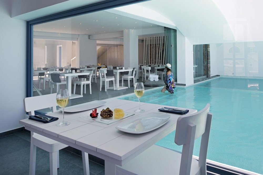 Acroterra Rosa Luxury Suites & Spa — Swimming pool in Akrotiri, South Aegean