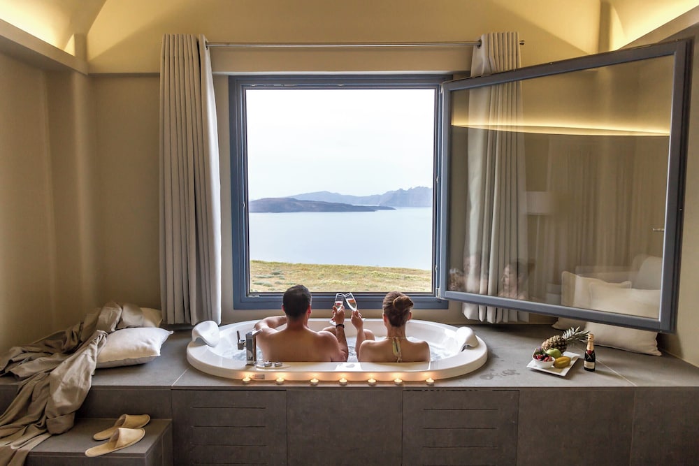 Acroterra Rosa Luxury Suites & Spa — Hotel rooms in Akrotiri, South Aegean