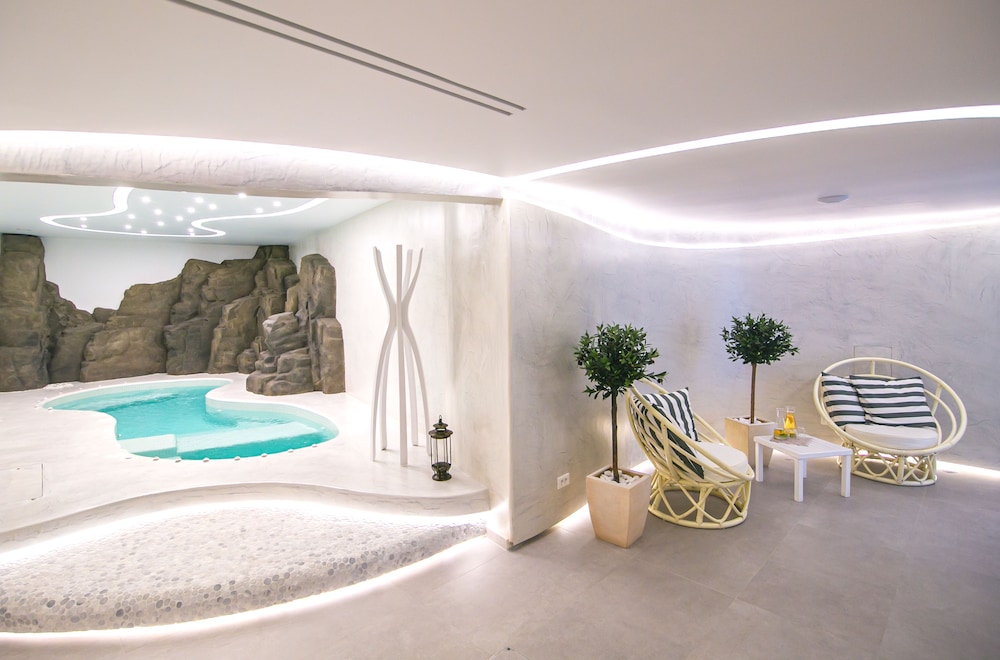Acroterra Rosa Luxury Suites & Spa — Swimming pool in Akrotiri, South Aegean