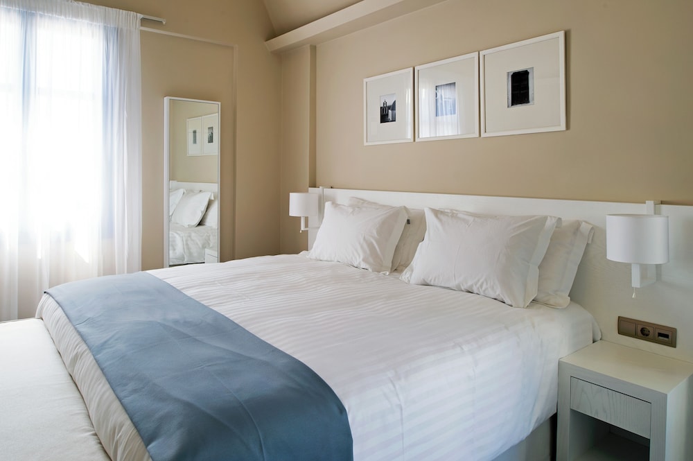 Acroterra Rosa Luxury Suites & Spa — Hotel rooms in Akrotiri, South Aegean