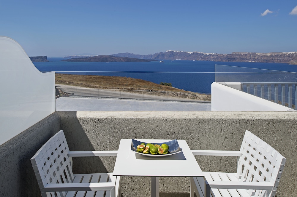 Acroterra Rosa Luxury Suites & Spa — Hotel rooms in Akrotiri, South Aegean