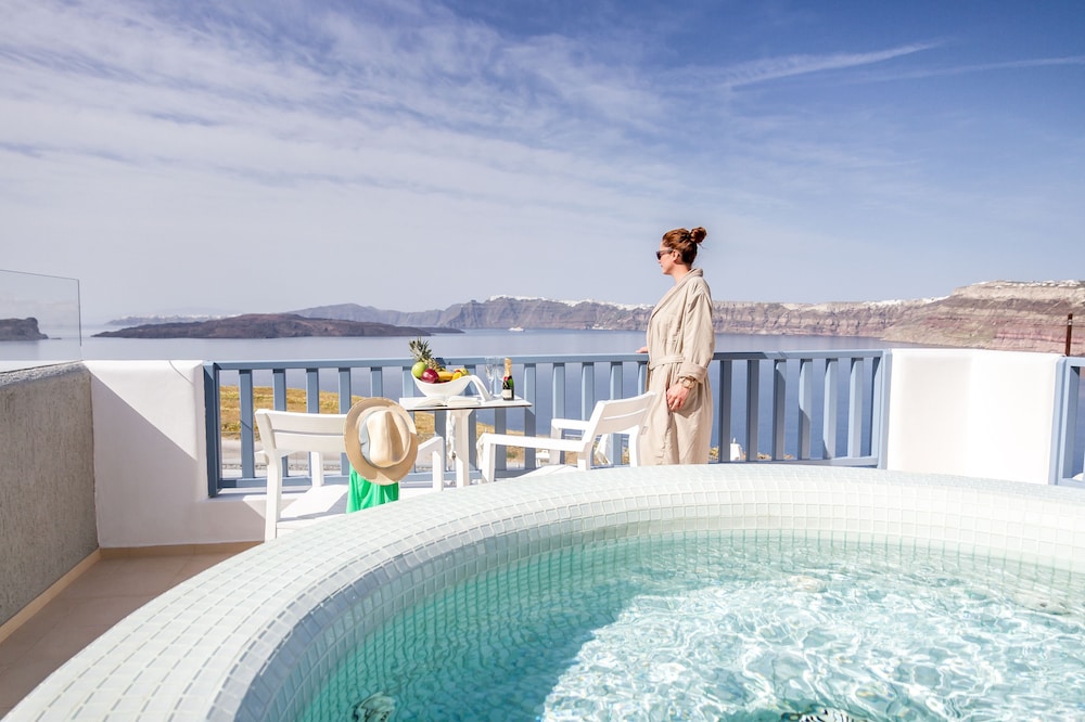 Acroterra Rosa Luxury Suites & Spa — Swimming pool in Akrotiri, South Aegean