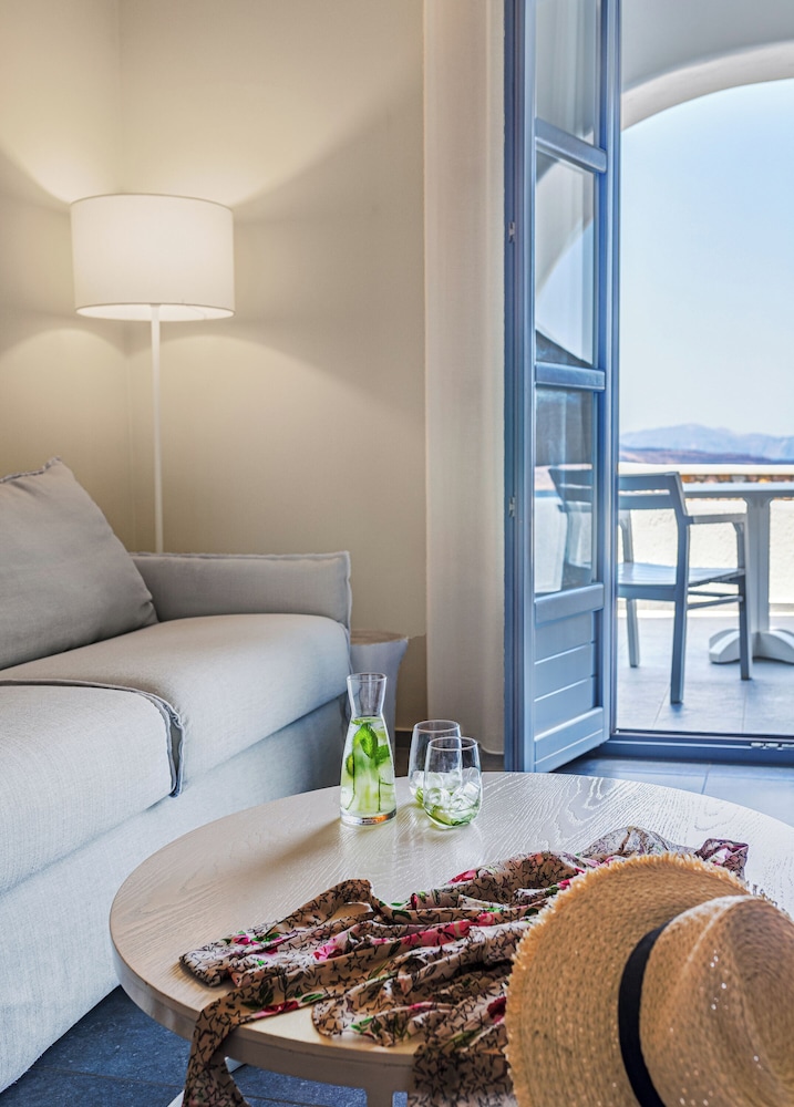 Acroterra Rosa Luxury Suites & Spa — Hotel rooms in Akrotiri, South Aegean