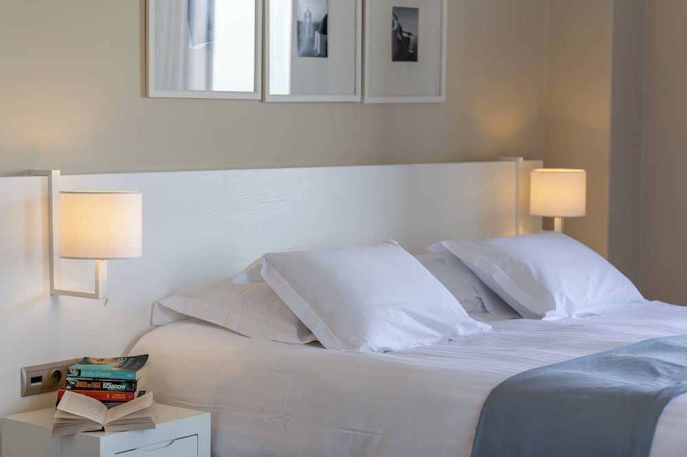 Acroterra Rosa Luxury Suites & Spa — Hotel rooms in Akrotiri, South Aegean