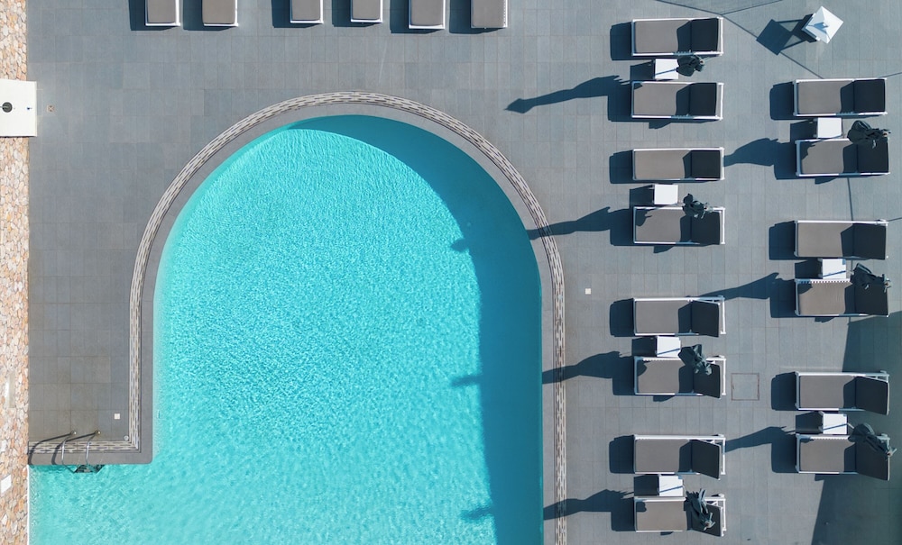 Acroterra Rosa Luxury Suites & Spa — Swimming pool in Akrotiri, South Aegean