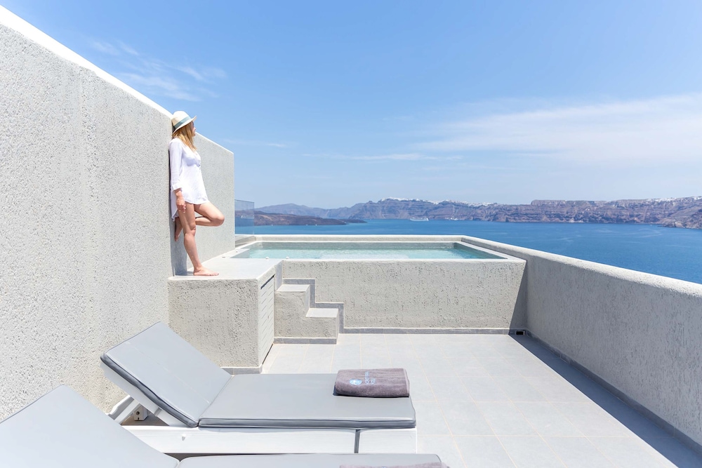 Acroterra Rosa Luxury Suites & Spa — Swimming pool in Akrotiri, South Aegean