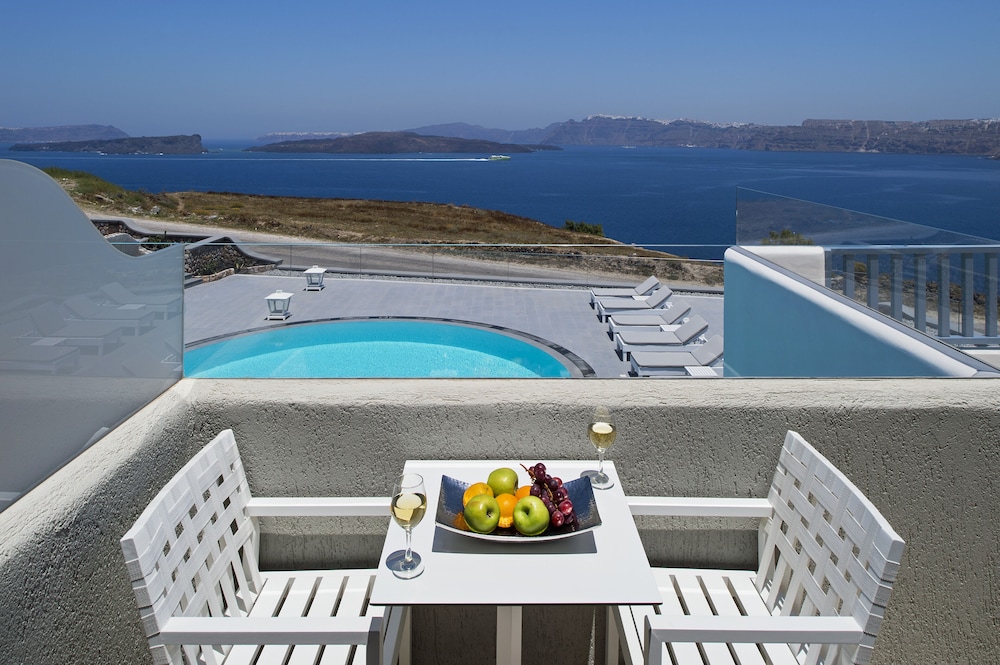 Acroterra Rosa Luxury Suites & Spa — Swimming pool in Akrotiri, South Aegean