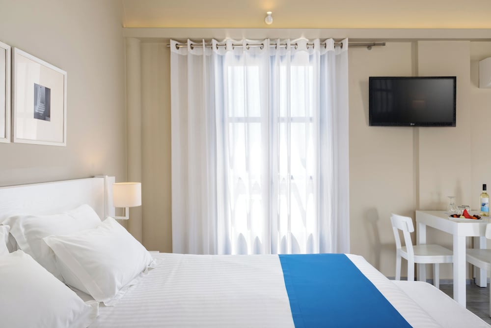 Acroterra Rosa Luxury Suites & Spa — Hotel rooms in Akrotiri, South Aegean