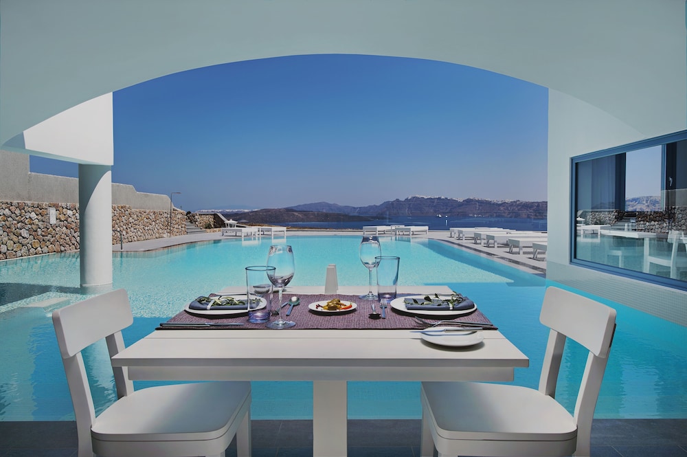 Acroterra Rosa Luxury Suites & Spa — Swimming pool in Akrotiri, South Aegean