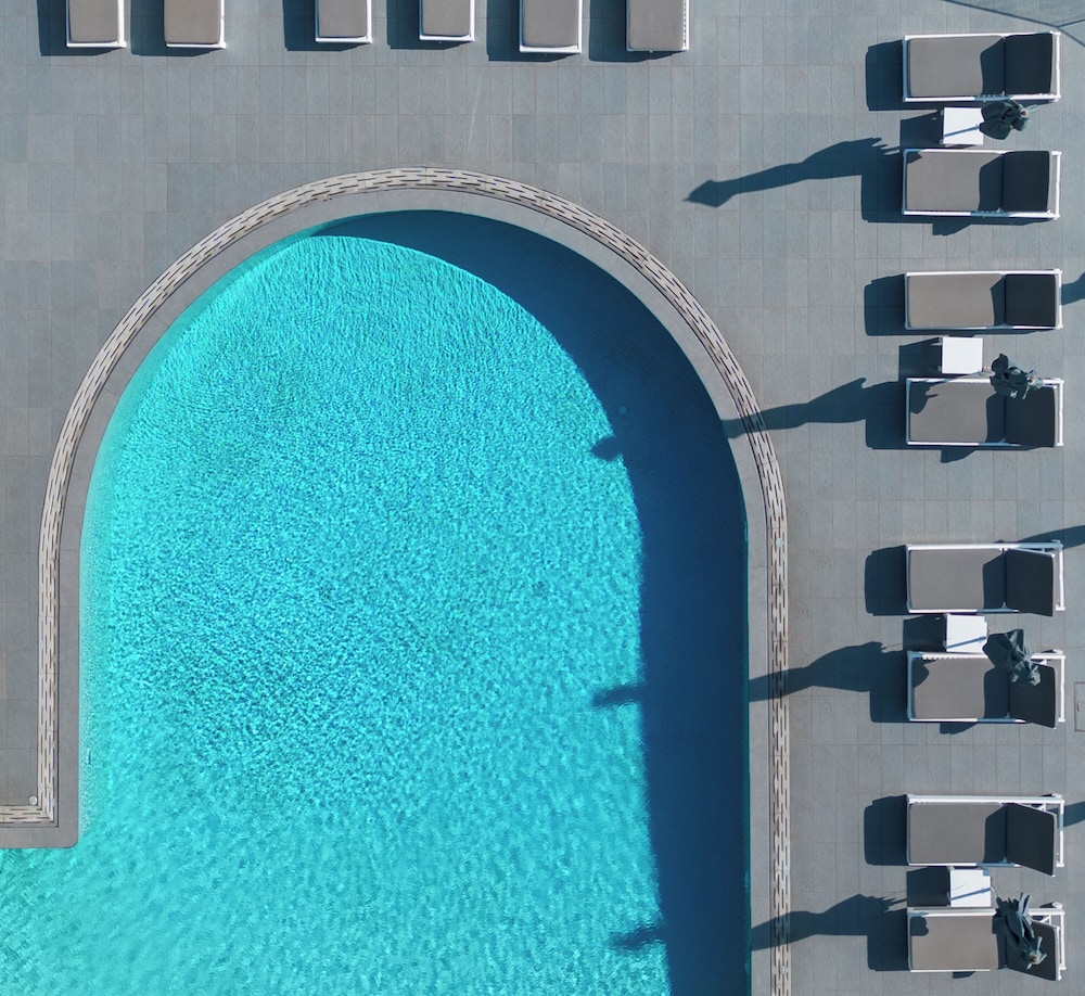 Acroterra Rosa Luxury Suites & Spa — Swimming pool in Akrotiri, South Aegean