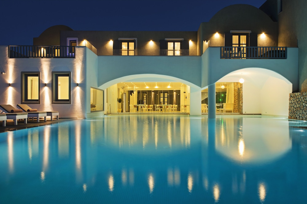 Acroterra Rosa Luxury Suites & Spa — Swimming pool in Akrotiri, South Aegean