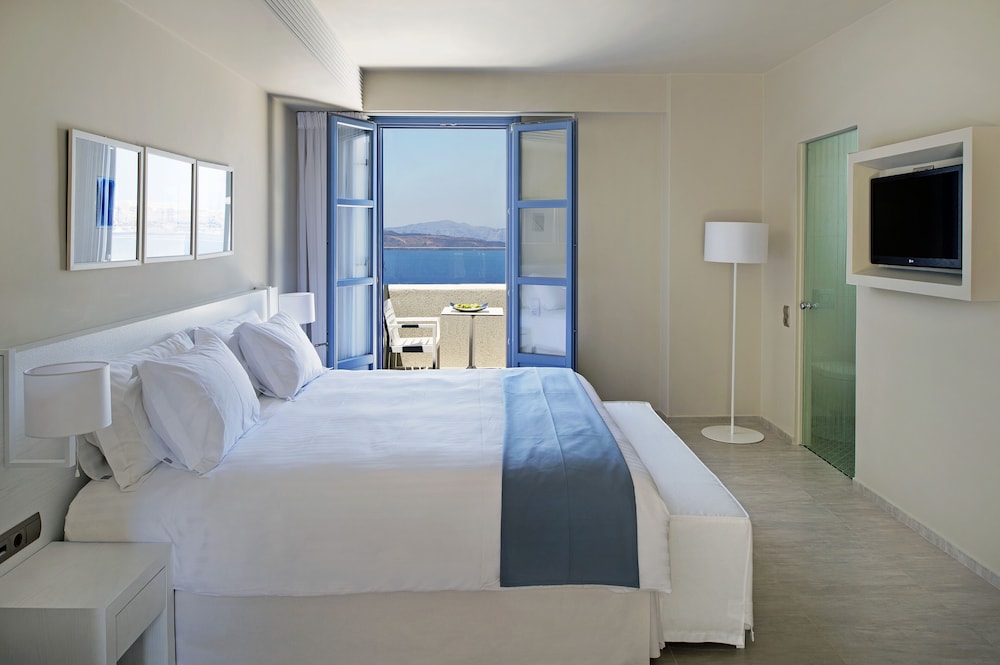 Acroterra Rosa Luxury Suites & Spa — Hotel rooms in Akrotiri, South Aegean