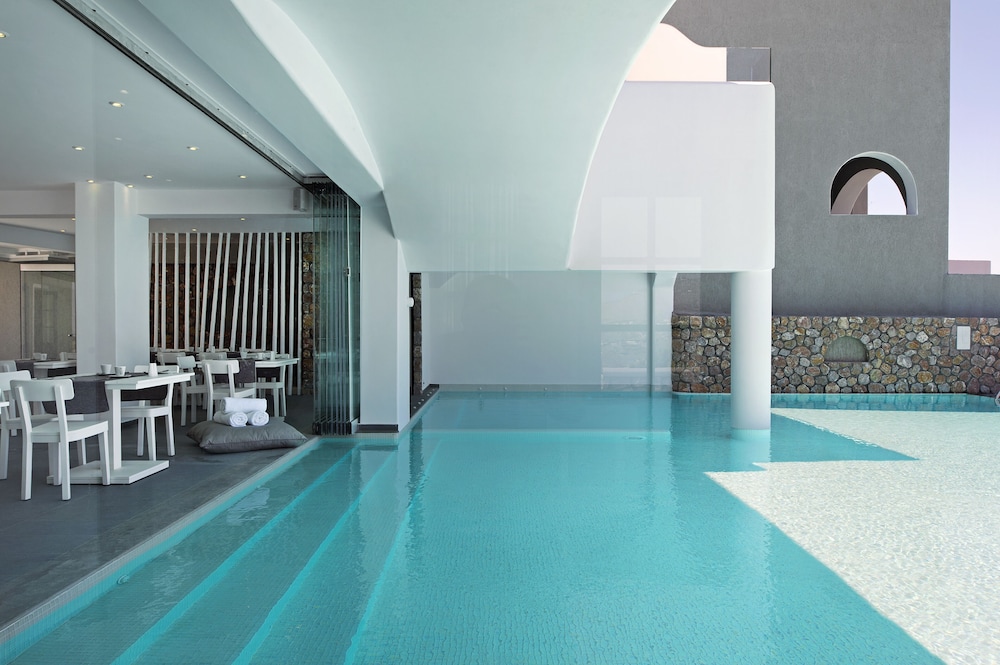 Acroterra Rosa Luxury Suites & Spa — Swimming pool in Akrotiri, South Aegean