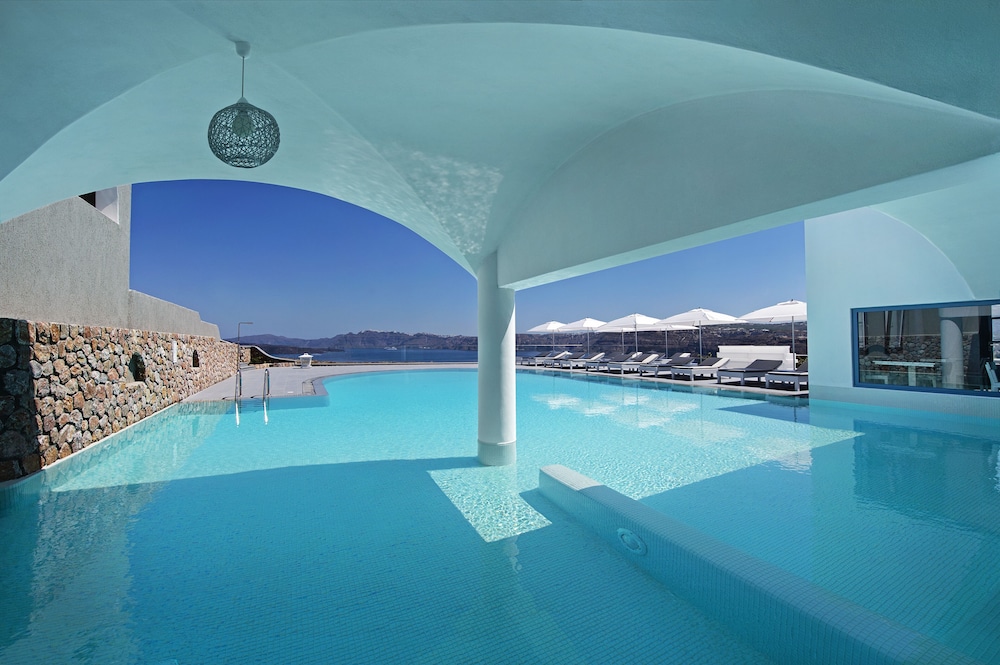 Acroterra Rosa Luxury Suites & Spa — Swimming pool in Akrotiri, South Aegean
