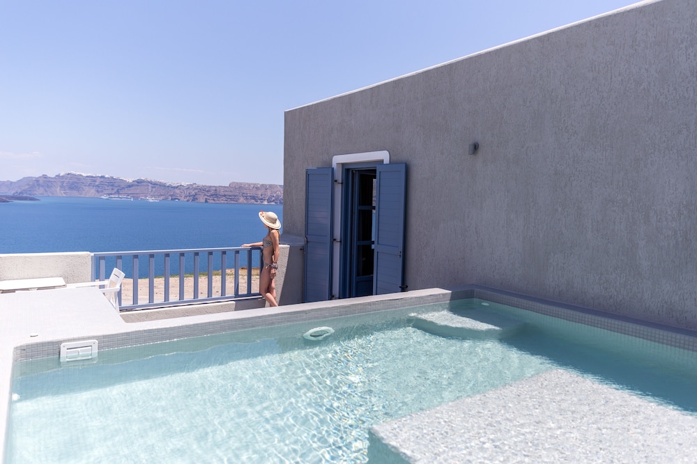 Acroterra Rosa Luxury Suites & Spa — Swimming pool in Akrotiri, South Aegean
