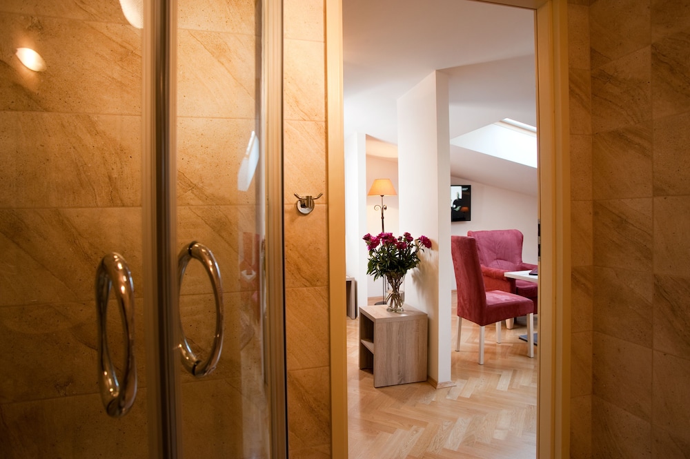 Hotel Santi — Hotel rooms in Krakow, Lesser Poland