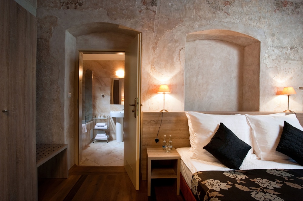 Hotel Santi — Hotel rooms in Krakow, Lesser Poland