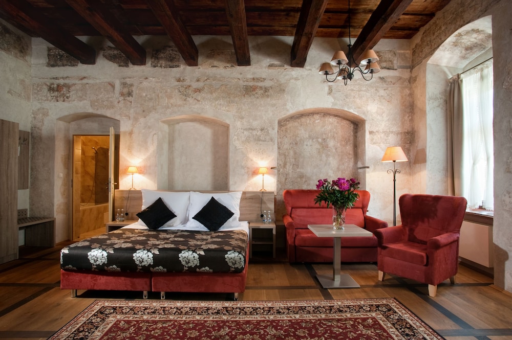 Hotel Santi — Hotel rooms in Krakow, Lesser Poland