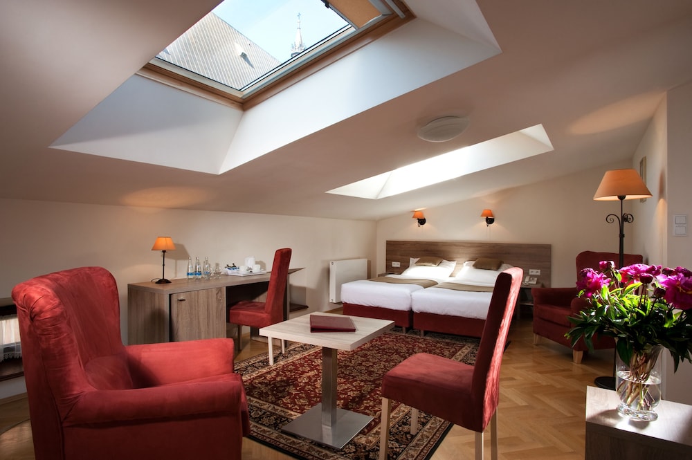 Hotel Santi — Hotel rooms in Krakow, Lesser Poland