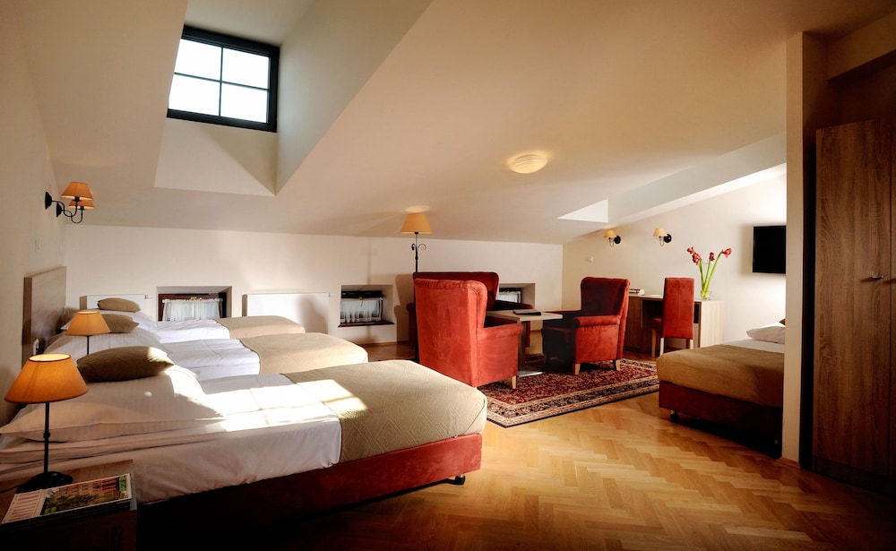 Hotel Santi — Hotel rooms in Krakow, Lesser Poland