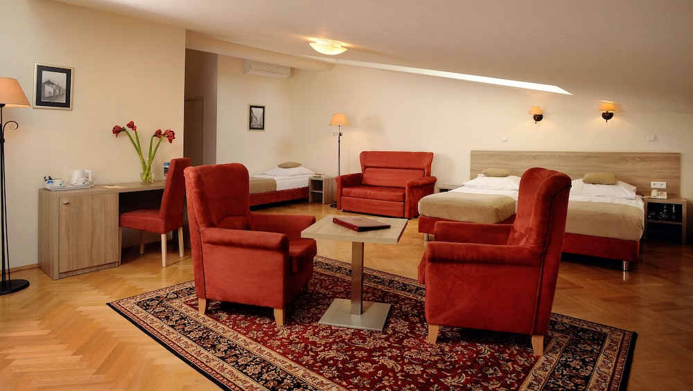 Hotel Santi — Hotel rooms in Krakow, Lesser Poland