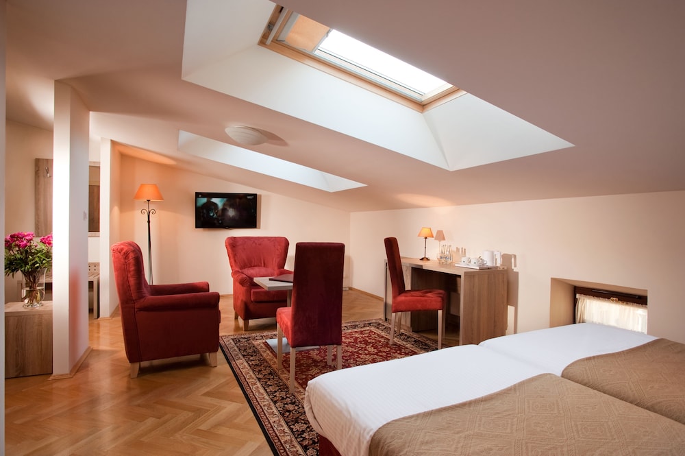 Hotel Santi — Hotel rooms in Krakow, Lesser Poland