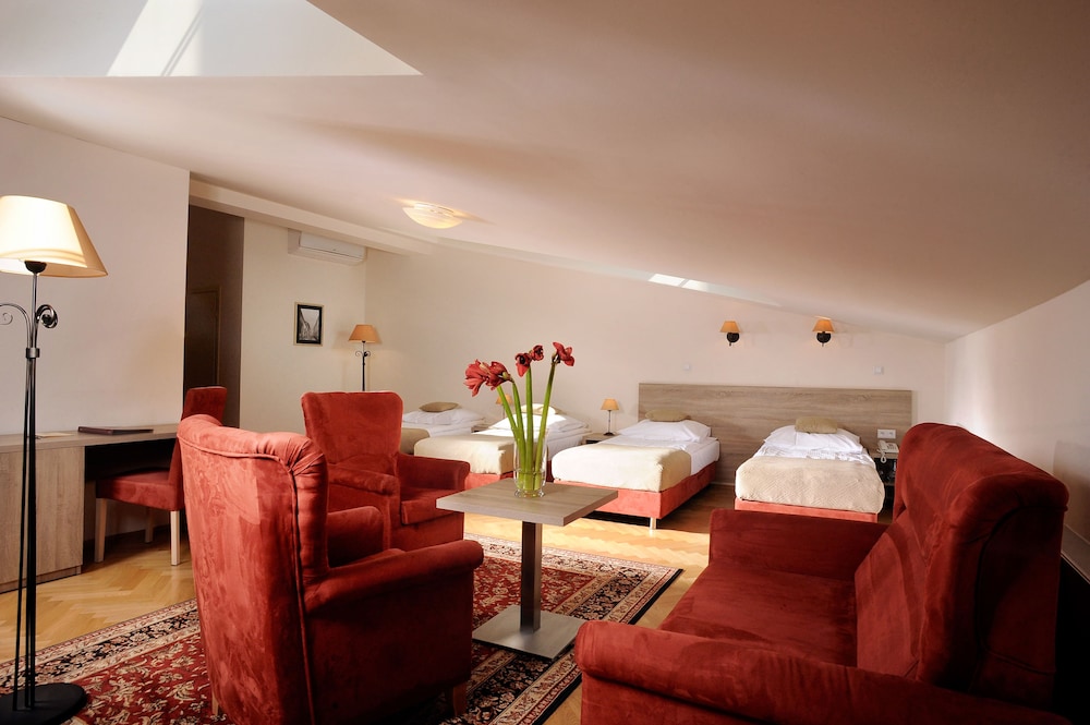 Hotel Santi — Hotel rooms in Krakow, Lesser Poland