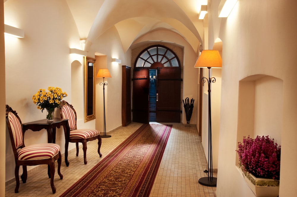 Hotel Santi — Hotel building in Krakow, Lesser Poland