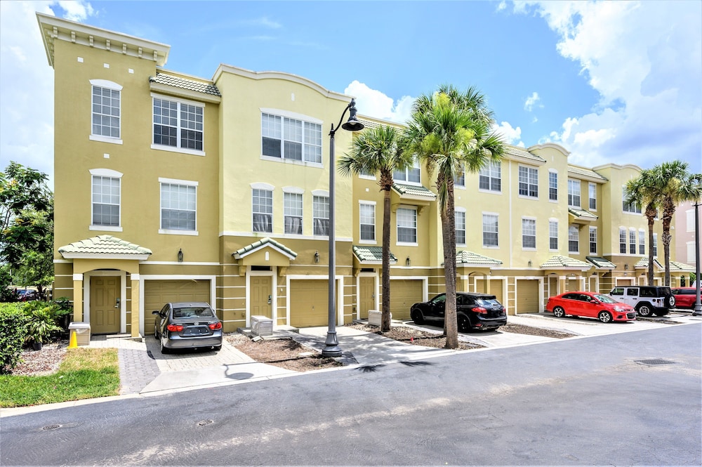 Vista Cay Resort by Millenium at Universal Blvd — Hotel building in Orlando, Florida