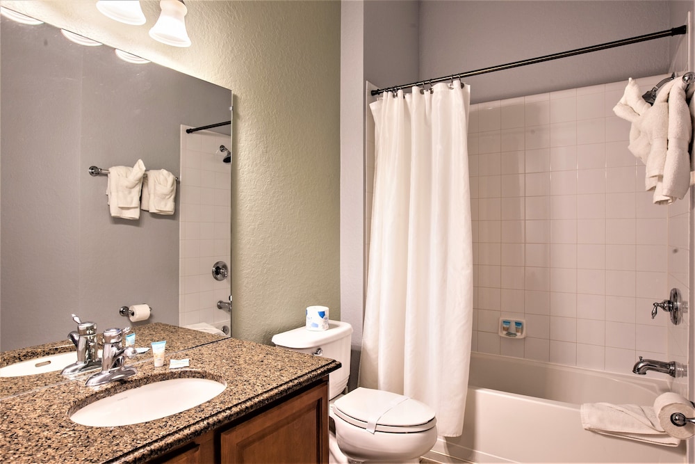 Vista Cay Resort by Millenium at Universal Blvd — Hotel rooms in Orlando, Florida