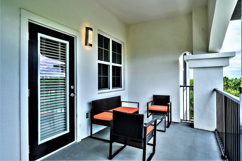 Vista Cay Resort by Millenium at Universal Blvd — Hotel building in Orlando, Florida