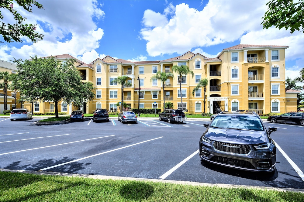 Vista Cay Resort by Millenium at Universal Blvd — Hotel building in Orlando, Florida